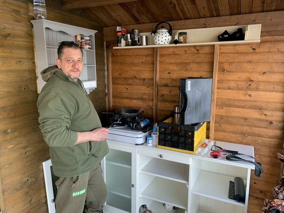 Cocinar durante la sesión de pesca en Little Carpvalley