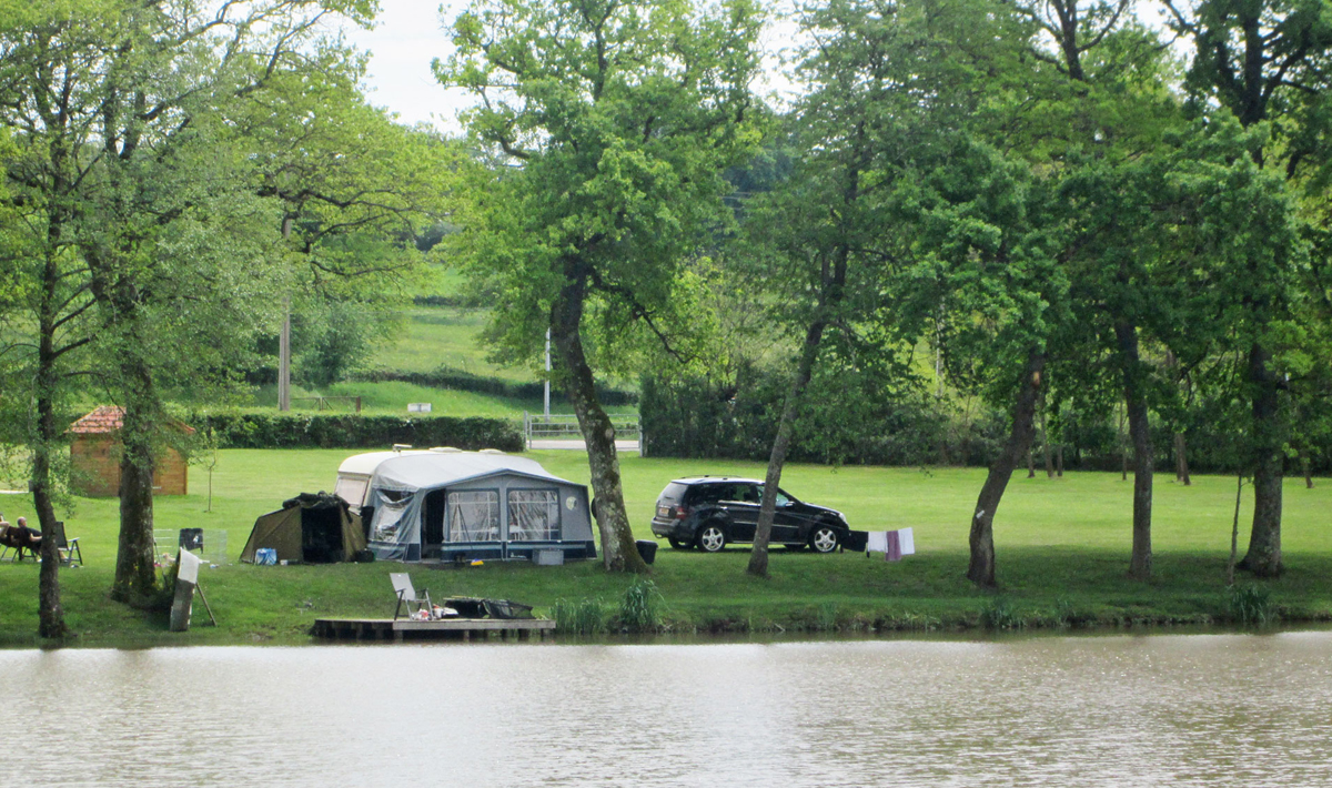 Camperplaats Etang Morlou Visvakantie Frankrijk Morlou Accommodatie 3