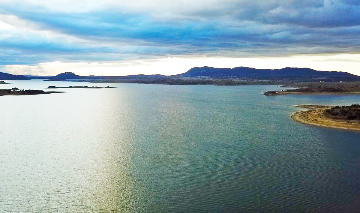 Luchtfoto Orellana Extremadura Spanje Karpervissen Luchtfoto Spanje Karpervissen